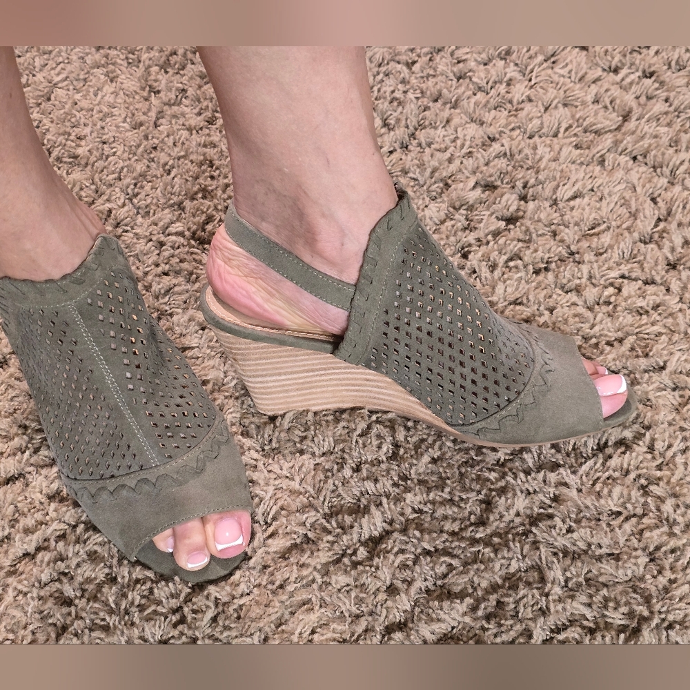 "Report" Olive Green Wedge Shoes with Stylish Designc, Size 8.5